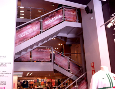 Decoracion de escaleras de tienda con vinilo impreso Decoracion de escaleras de tienda con vinilo impreso